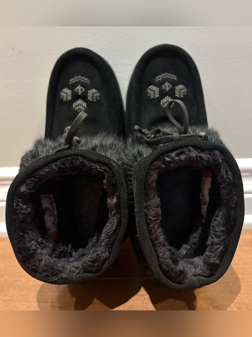 Manitobah Mukluks Keewatin Ankle Boots Black Suede Fur Bear Paw Beaded Design - Picture 5 of 9